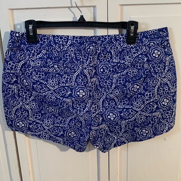 Old Navy Blue & White Floral Shorts EUC - Picture 4 of 8